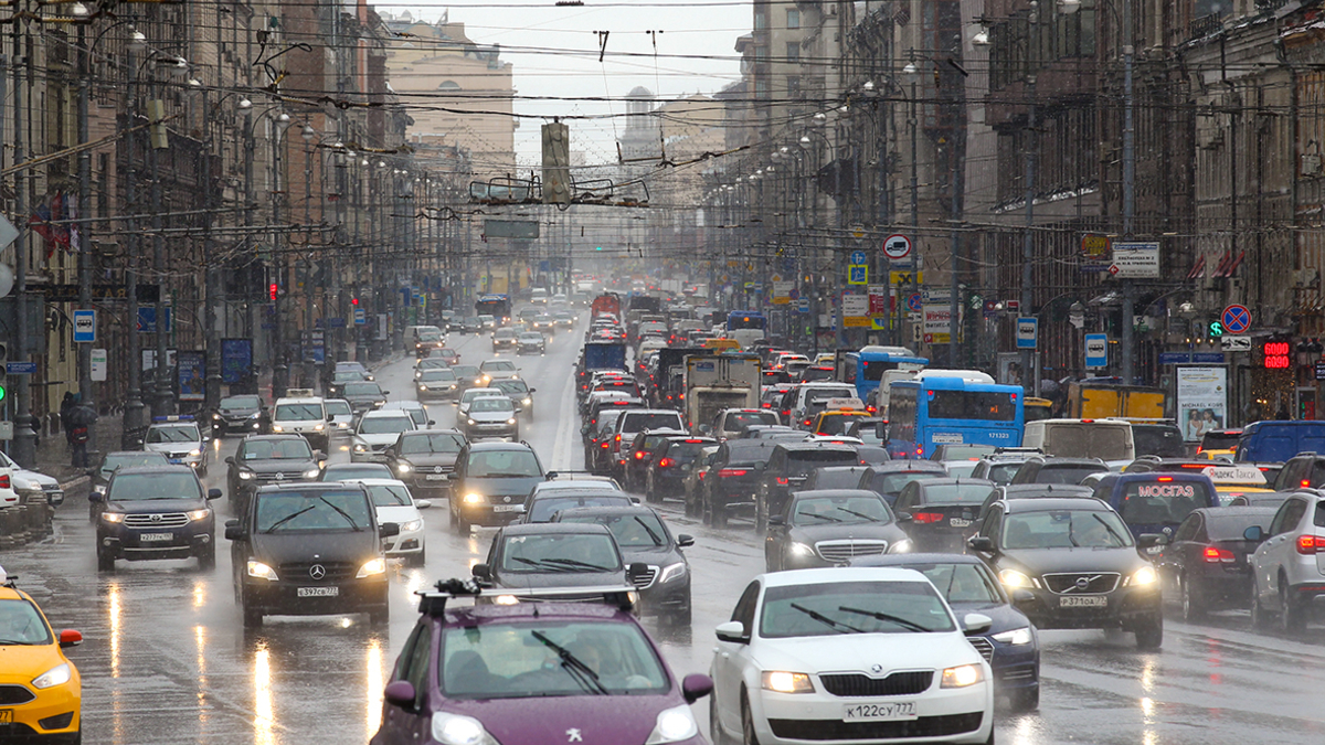 Пробки в Москве достигли максимального уровня из-за дождя и перекрытий — РБК