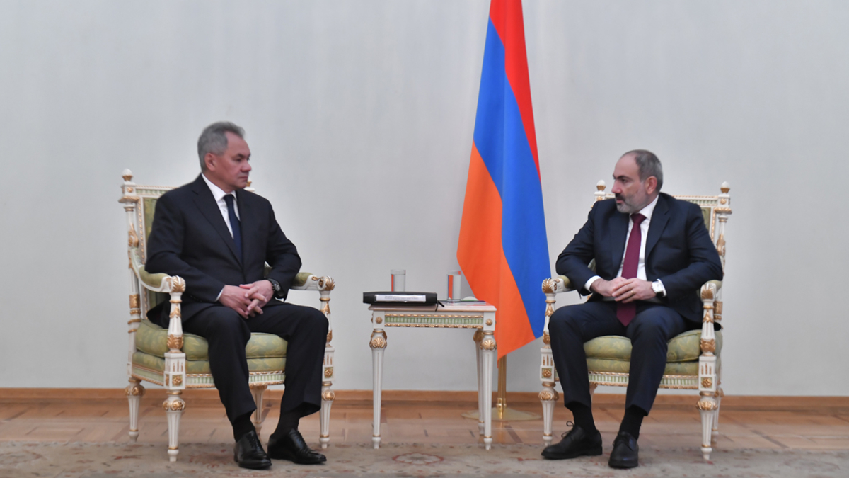 Сергей Шойгу и Никол Пашинян (справа)