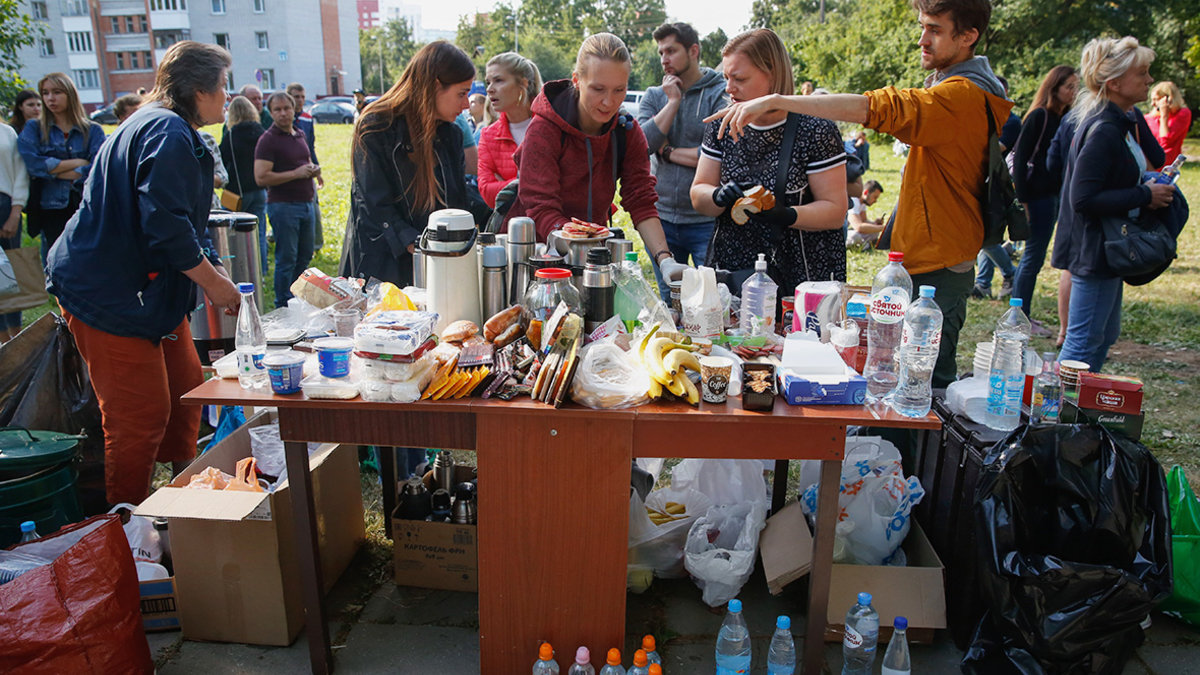 Волонтеры начали убирать лагерь возле изолятора в Минске — РБК