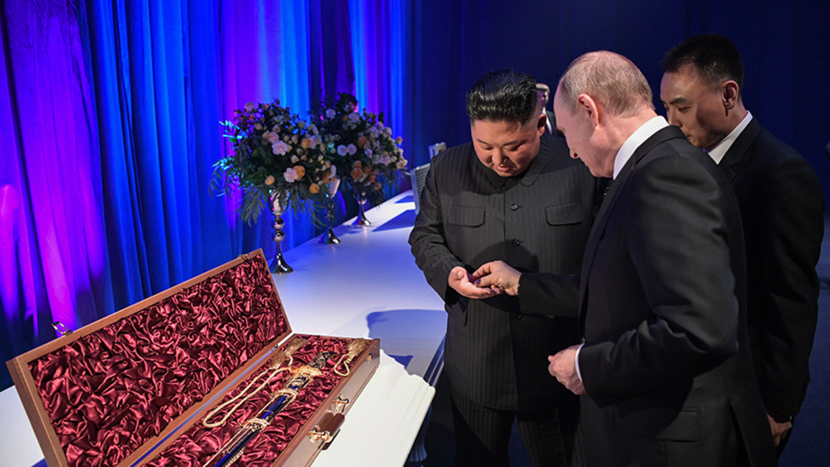 25 апреля Владимир Путин и Ким Чен Ын провели свою первую встречу во Владивостоке, закончившуюся торжественным приемом и обменом подарками. Северокорейский лидер подарил Путину меч, а тот, в свою очередь, передал Ким Чен Ыну шашку. Кроме того, глава российского государства рассказал своему коллеге, что в России не принято дарить оружие, после чего лидеры символически обменялись монетками