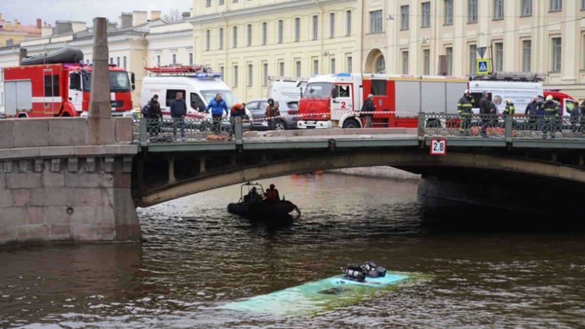 Стали известны суммы выплат семьям погибших в аварии на Поцелуевом мосту —  РБК