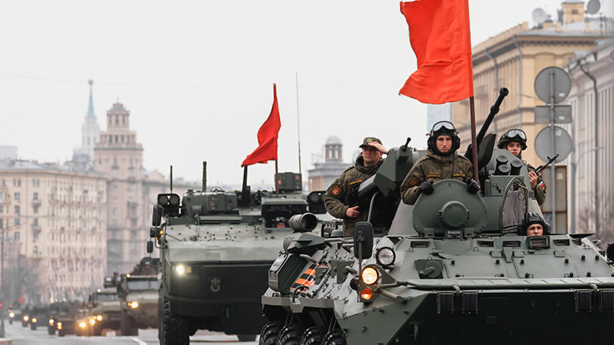 Проезд военной техники перед репетицией парада Победы. Фоторепортаж — РБК