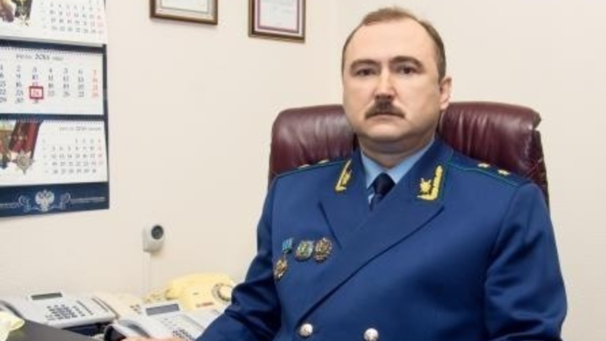 «В сложившейся российской уголовно-процессуальной системе ожидать большого количества оправдательных приговоров нелепо. А тем более, списывать их объем на зависимость судов от правоохранительных органов — невежественно. В России такая система: дело, которое подлежит оправданию, никогда не дойдет до суда. Никто не заинтересован в том, чтобы направить вымышленное дело в суд. Ни один руководитель не станет брать на себя ответственность и подписывать заведомо неправосудное дело» (Читать материал).
Главный прокурор Новосибирской области Владимир Фалилеев
