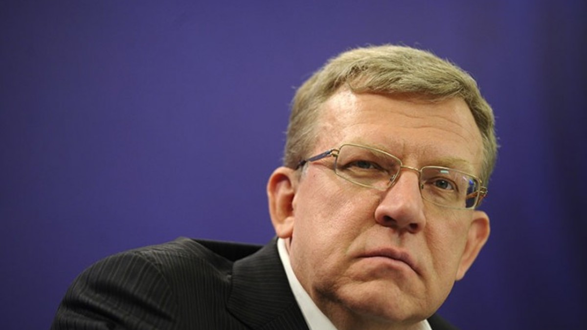 Алексей Кудрин
Декан факультета свободных искусств и наук СПбГУ, экс-министр финансов
«В случае экономических расследований я против того, чтобы ограничивать бизнесмена, причем руководящего очень крупной корпорацией, желающего сотрудничать со следствием. Я говорю обо всех бизнесменах.
Проблемы приватизации этого актива были известны давно. Сделка по покупке структурами Евтушенкова этого актива полностью согласовывалась со всеми уровнями власти. Я не понимаю, что могло измениться за это время, поэтому расследование этого дела вызывает большие вопросы. Надеюсь, следствие объективно в этом разберется. Обращаю внимание на то, что все, кто выступает по этому вопросу, не пытаются ограничить расследование этого дела. Все возмущены ограничением свободы, поскольку в результате серьезно страдают бизнес-активы АФК «Система». Этого нельзя было допускать.
Другие примеры, например дело Сторчака в Минфине, показывали, что содержание под стражей зачастую оказывалось избыточным, несправедливым и до того как решение не вынесено судом, считать виновным нельзя, поэтому нет смысла ограничивать свободу».
(РБК, Инвестиционный форум в Сочи, 19 сентября 2014)
