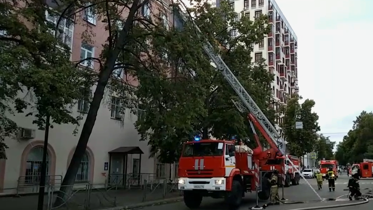 Спасатели ликвидировали открытое горение в пятиэтажном доме в Казани — РБК