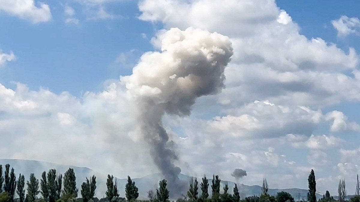 Вид на пожар на войсковом полигоне в Кировском районе. Причины возгорания, по словам Сергея Аксенова, установят следственные органы