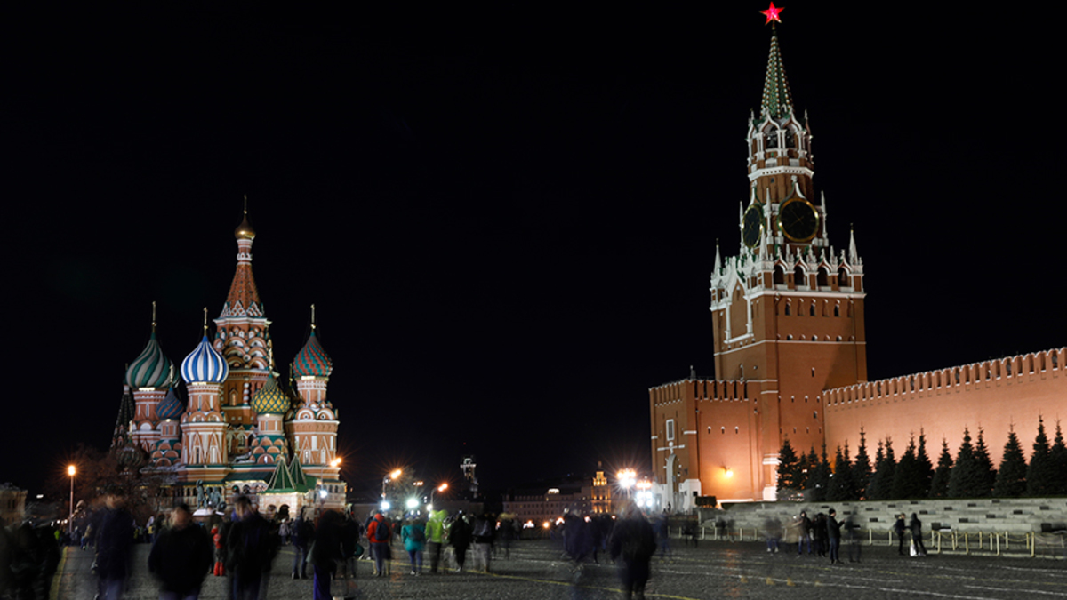 Уже в шестой раз в акции &laquo;Час Земли&raquo; принял участие Московский Кремль. На час погасло внешнее освещение резиденции президента, а также&nbsp;огни на Красной площади, храме Василия Блаженного и ГУМе.