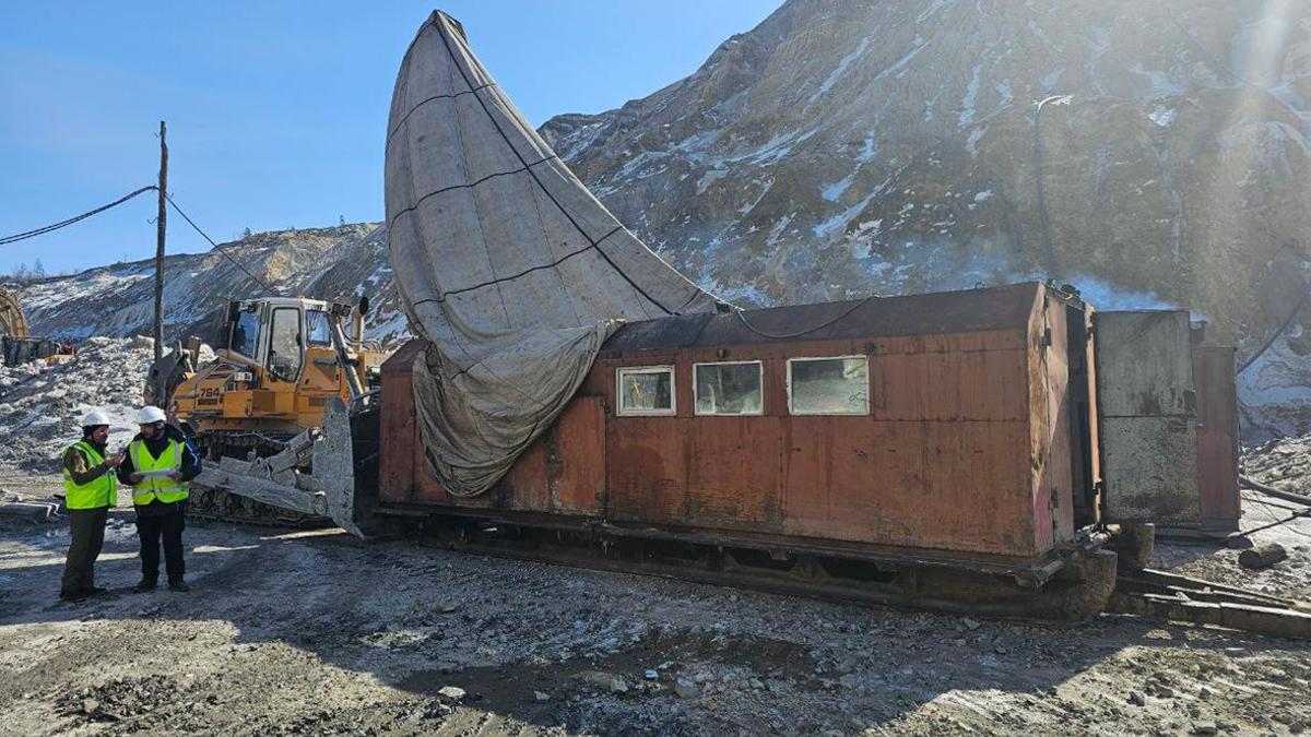 Спасатели пробурили треть скважины на руднике, где завалило шахтеров — РБК