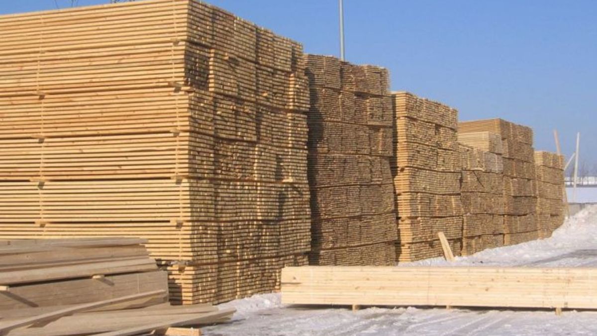 Объем выпускаемой продукции по начальному плану завода "Золотой лес" – 3 тыс. куб. м. в месяц.