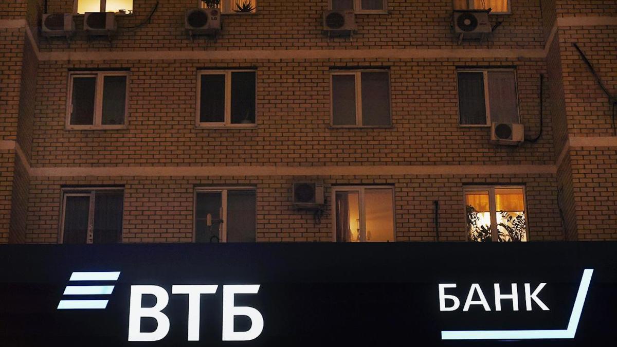 ВТБ сделает ставку на клиентов с зарплатой до 40 тыс. руб. — РБК