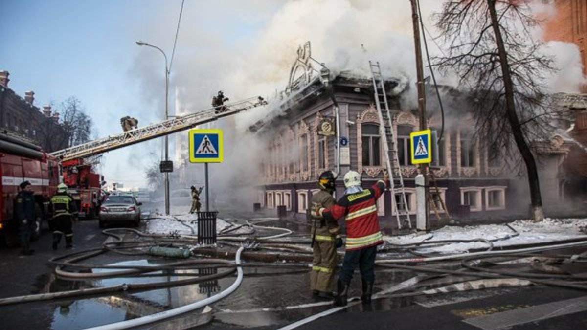 Названа предварительная причина пожара в тюменском памятнике архитектуры —  РБК