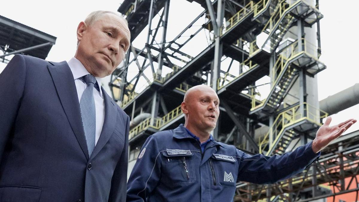 Владимир Путин (слева)