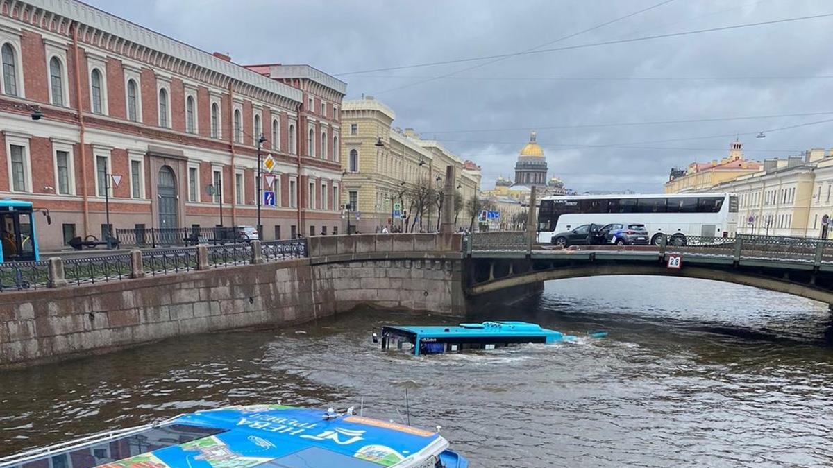 В Петербурге рейсовый автобус с людьми упал в Мойку — РБК