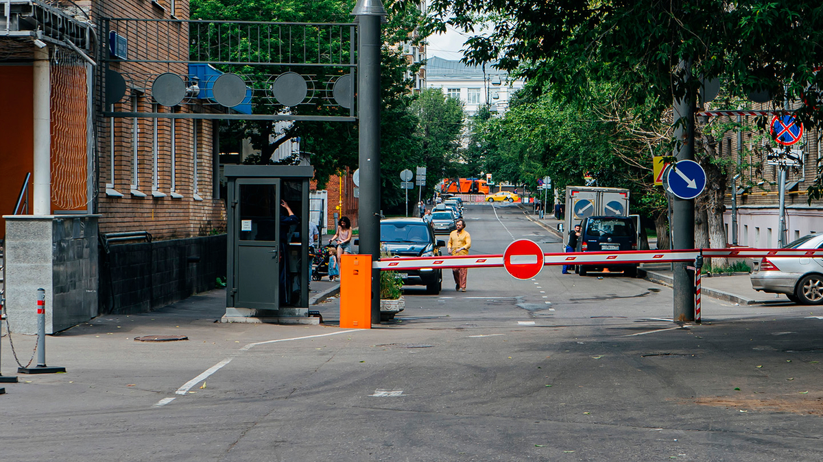 Водителей пустят под шлагбаумы: в Москве нашли закрытые улицы :: Autonews