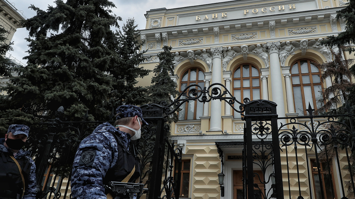 ЦБ ввел временный порядок выдачи наличной валюты для бизнеса — РБК