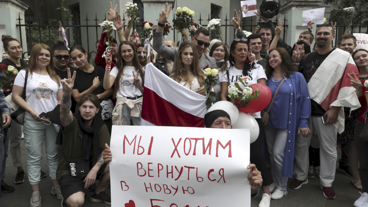 Участники акции в поддержку жителей Белоруссии, протестующих против официально объявленных результатов выборов президента, у посольства республики в Москве
