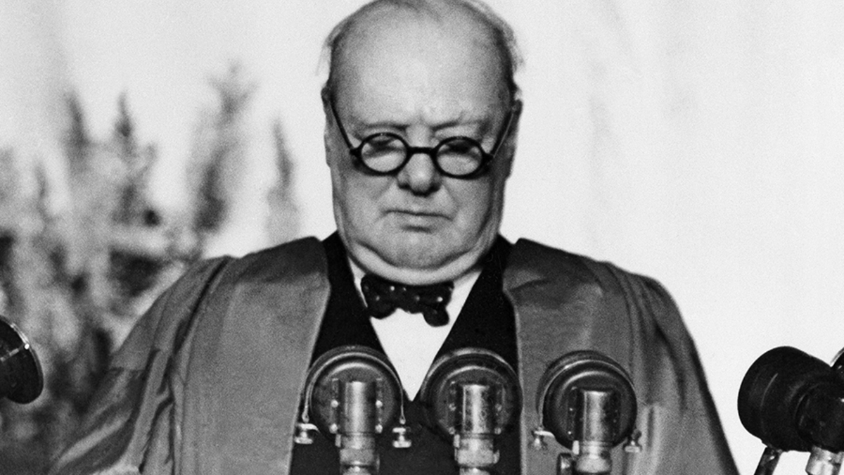 Лекция в Вестминстерском колледже, Фултон (Миссури, США). 5 марта 1946 года
«Протянувшись через весь континент от Штеттина на Балтийском море и до Триеста на Адриатическом море, на Европу опустился железный занавес. Столицы государств Центральной и Восточной Европы — государств, чья история насчитывает многие и многие века, — оказались по другую сторону занавеса. Варшава и Берлин, Прага и Вена, Будапешт и Белград, Бухарест и София — все эти славные города со всеми своими жителями и со всем населением окружающих их районов попали, как я бы это назвал, в сферу советского влияния. Влияние это проявляется в разных формах, но уйти от него не может никто»