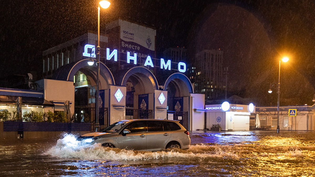 Подтопленная улица во Владивостоке, 29 августа.
За 29–30 августа в городе выпало 182 мм осадков — 103% от месячной нормы. Больше всего в регионе пострадал Хасанский район — там выпало 206 мм осадков, или 114% нормы