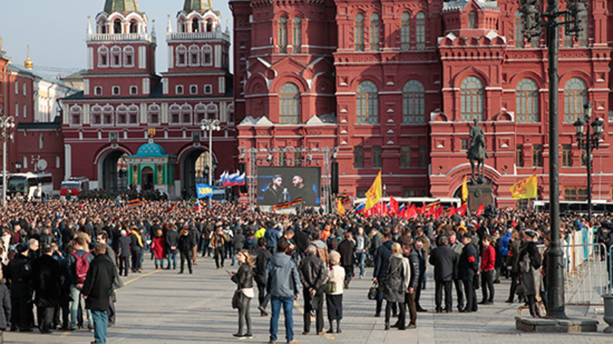 Акция памяти жертв теракта в метро Санкт-Петербурга «Питер — мы с тобой!» на Манежной площади