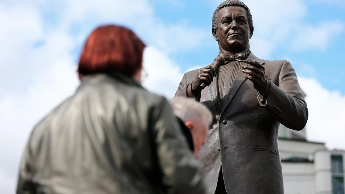 Памятник Иосифу Кобзону в Москве