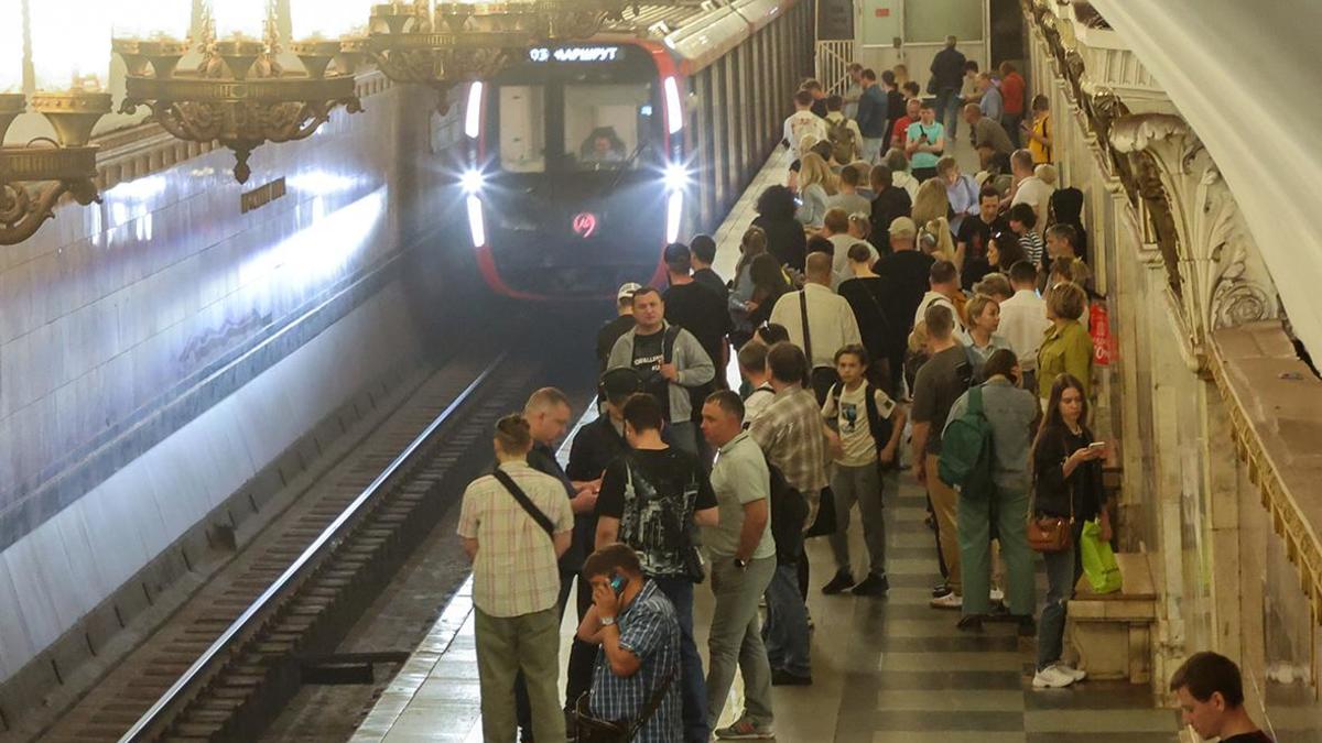 Мужчина погиб в результате падения под поезд на станции метро «Тверская» —  РБК