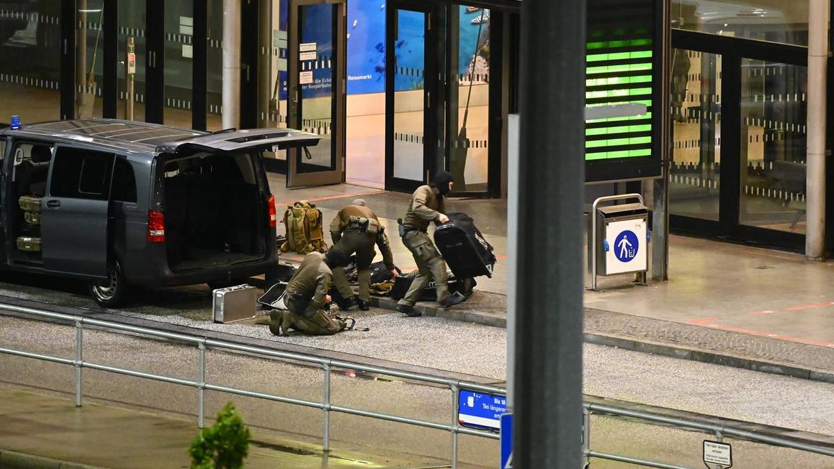 Мужчина прорвался на машине в аэропорт Гамбурга с ребенком-заложником — РБК