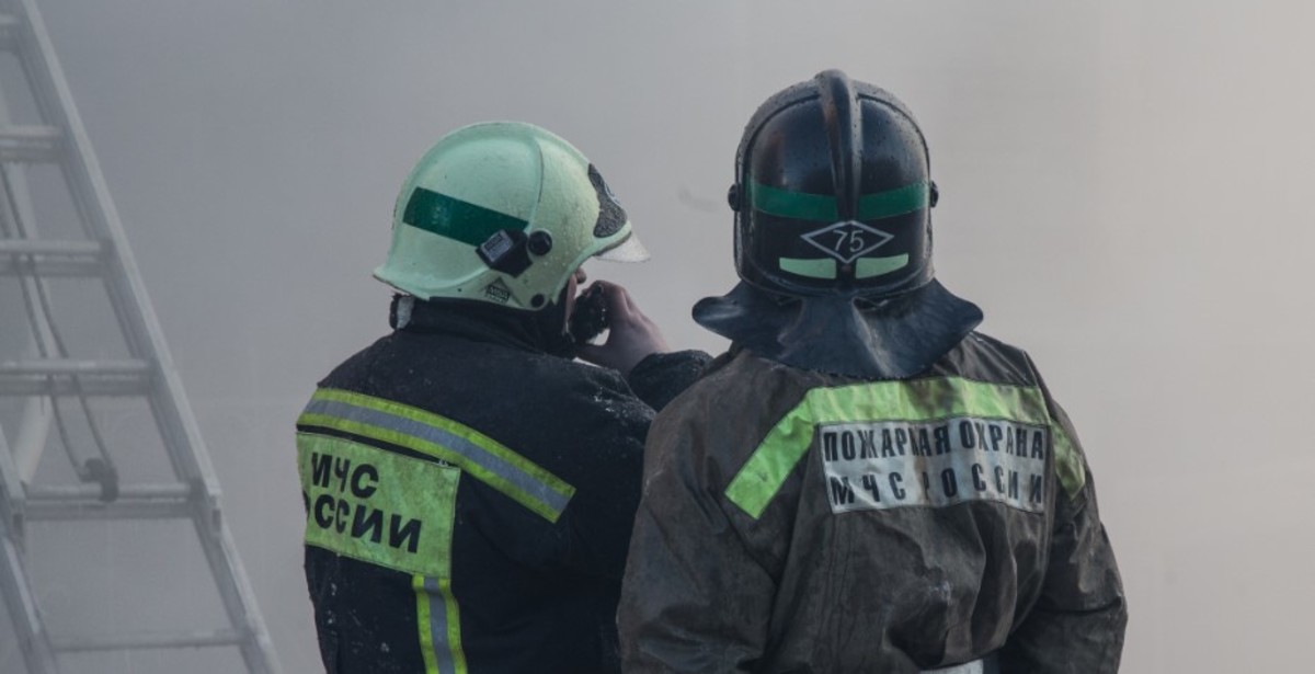 На базе отдыха загорелся домик.