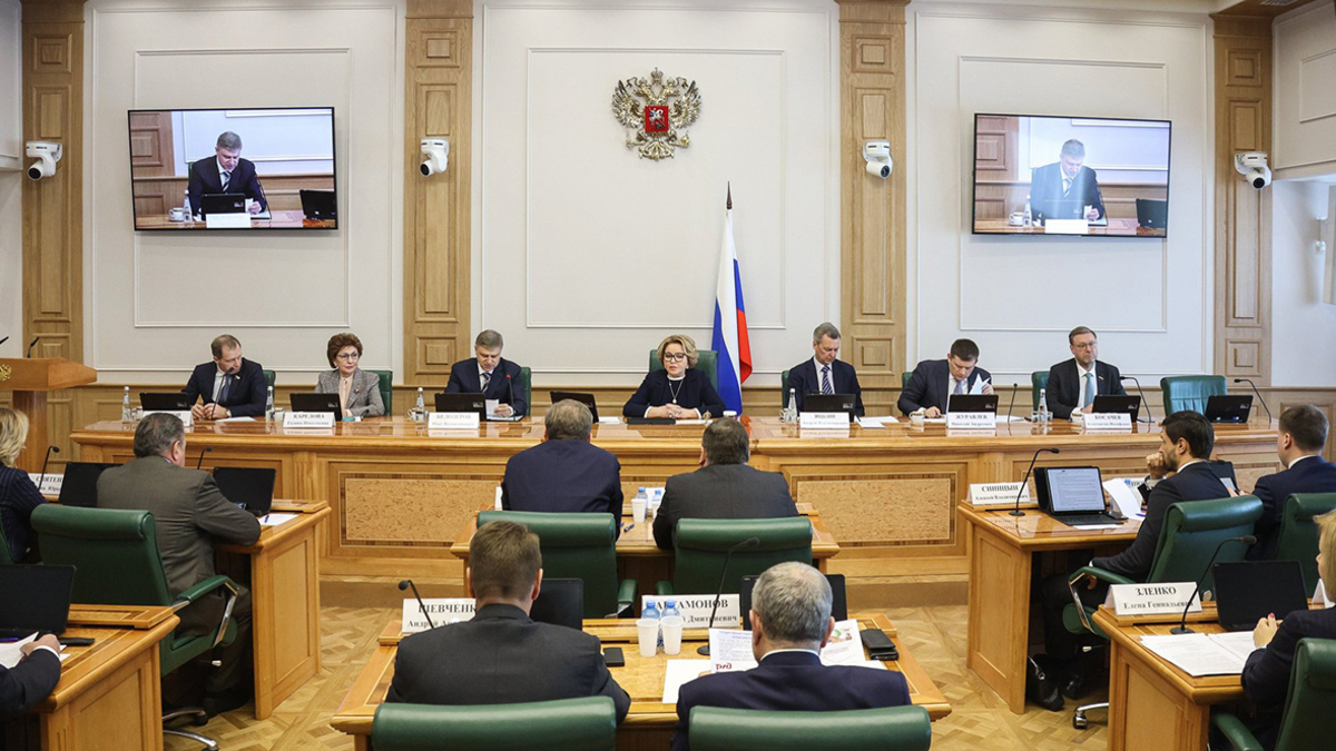 Валентина Матвиенко (в центре) на встрече с руководством РЖД