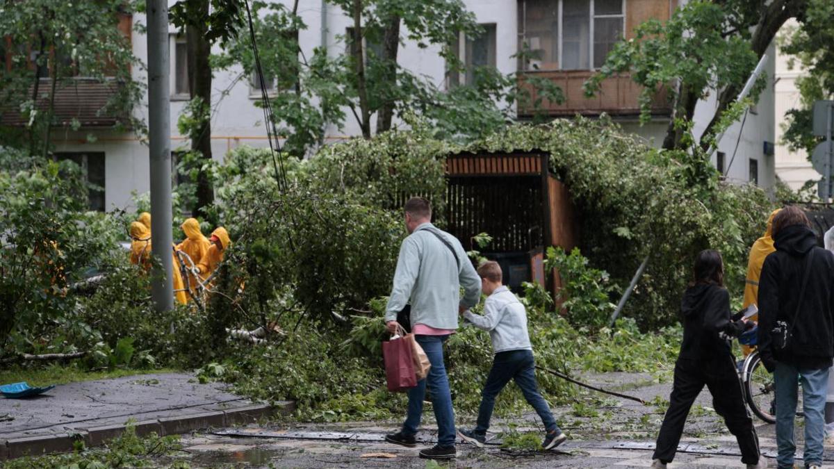 Экстренные службы назвали последствия урагана и «мегаливня» в Москве — РБК