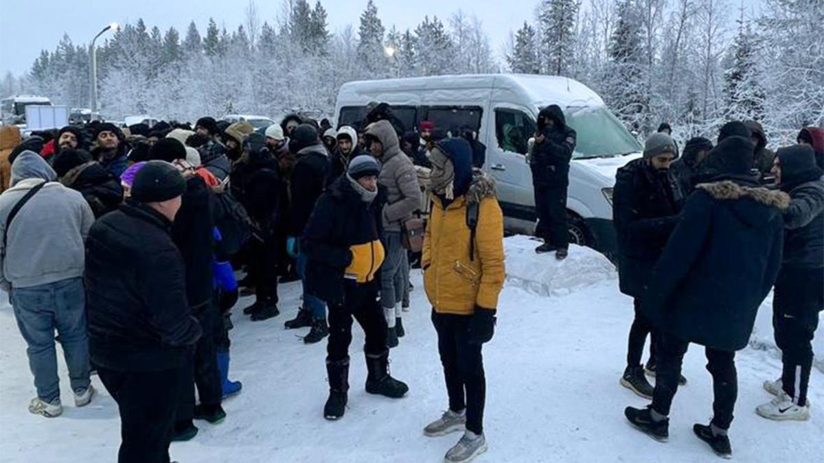 Власти сообщили о попытке прорыва границы мигрантами в Мурманской области —  РБК