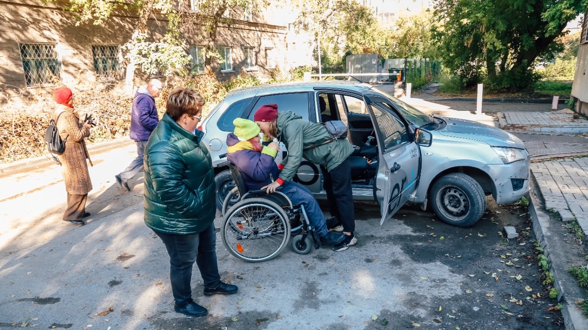 После скандала с инвалидом-колясочником проверили новосибирские такси — РБК