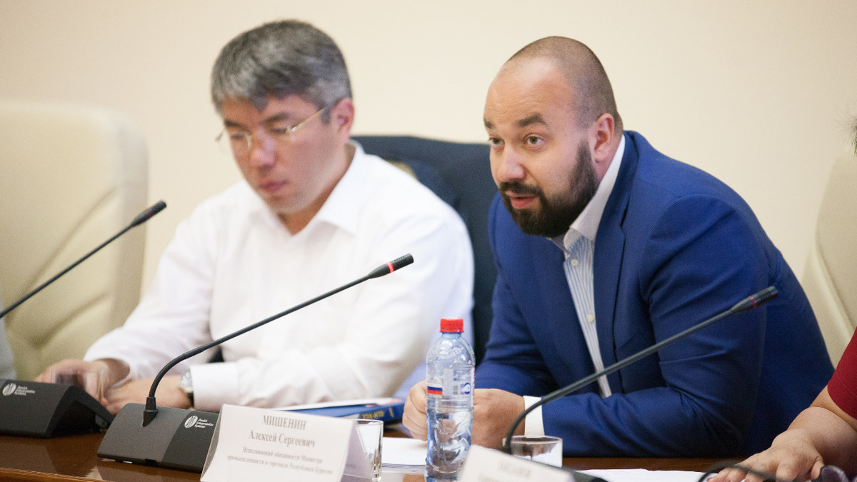 Алексей Мишенин&nbsp;&mdash; в синем пиджаке
