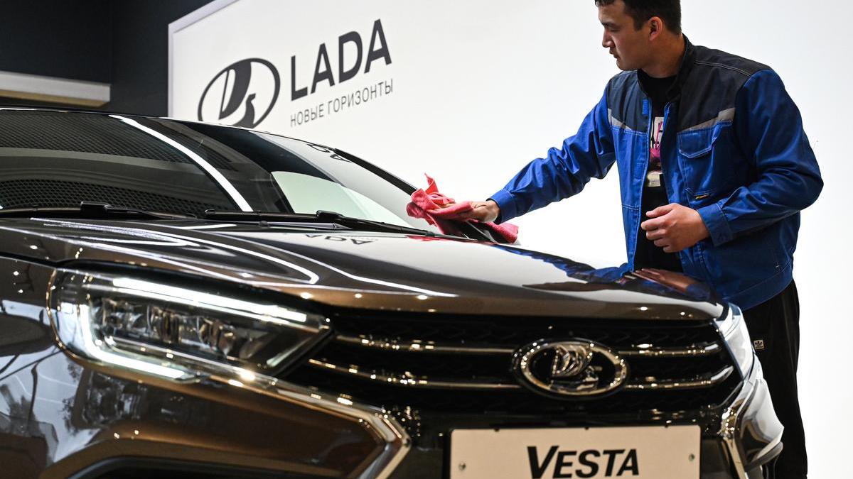 В Госдуме сообщили, что депутатов начали пересаживать на Lada Vesta — РБК