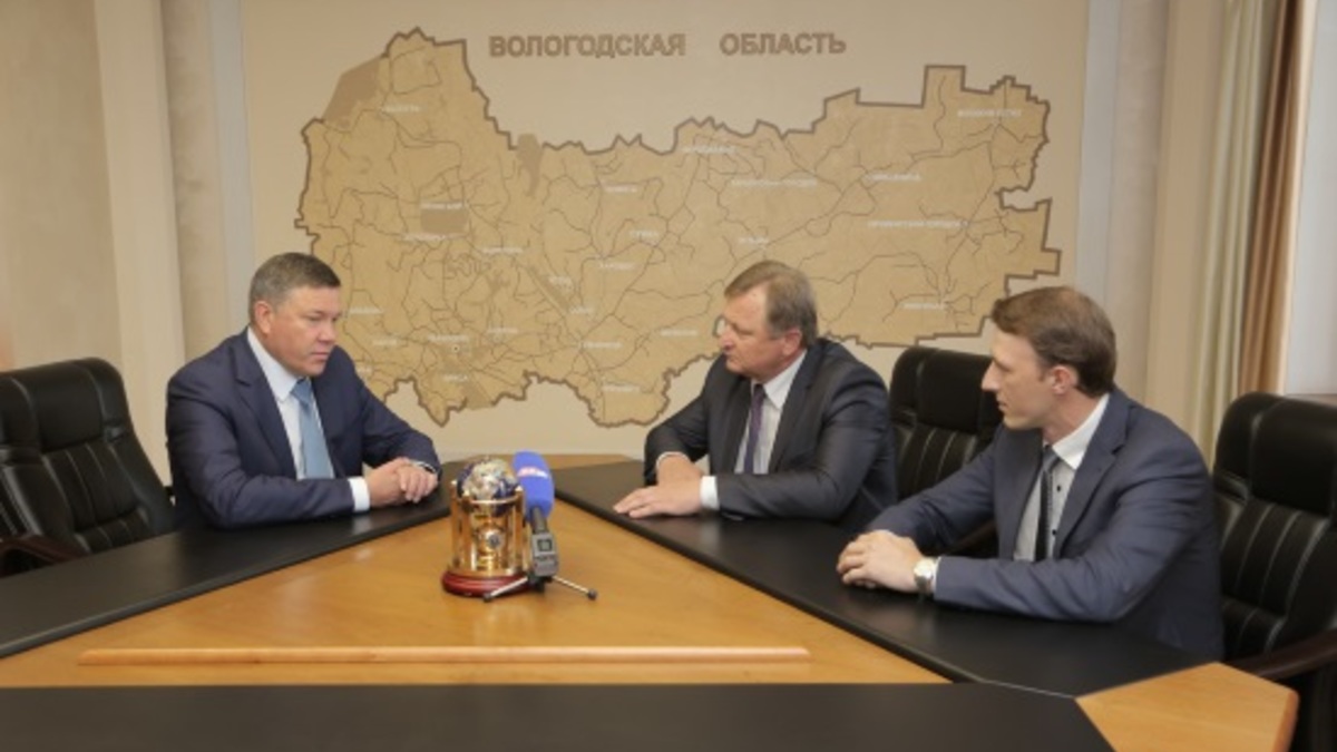 Губернатор Олег Кувшинников пригласил Николая Матросова (крайний справа) заняться укреплением связи Череповца и Череповецкого района