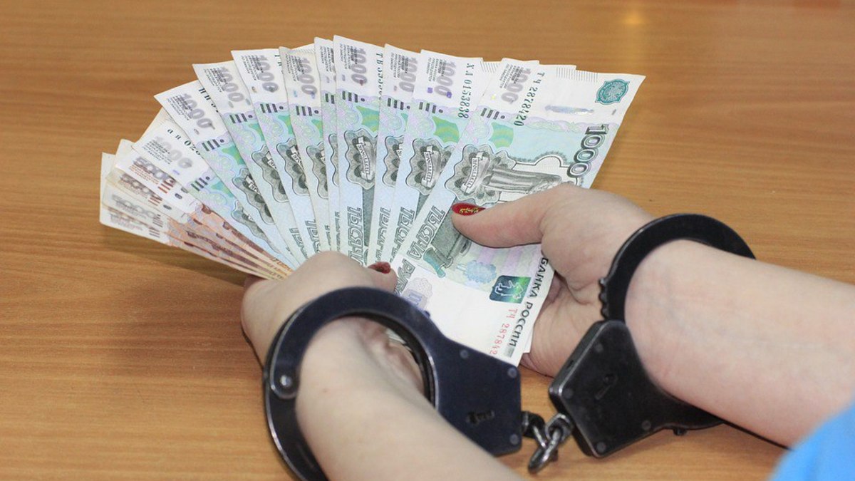 После регистрации права собственности на здания в 2015 году Дейн незаконно заключил с мэрией договор купли-продажи этого земельного участка. В результате муниципалитет потерял более 20 млн рублей.