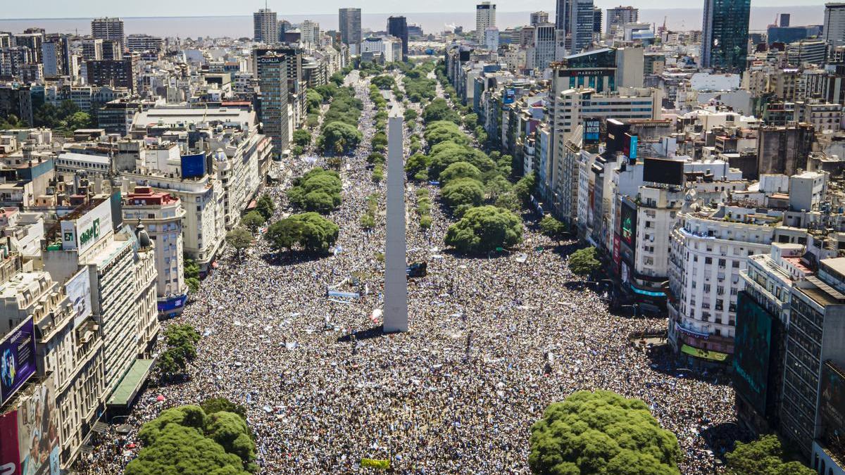 Более 3 млн человек вышли на улицы Буэнос-Айреса в ожидании сборной ::  Футбол :: РБК Спорт