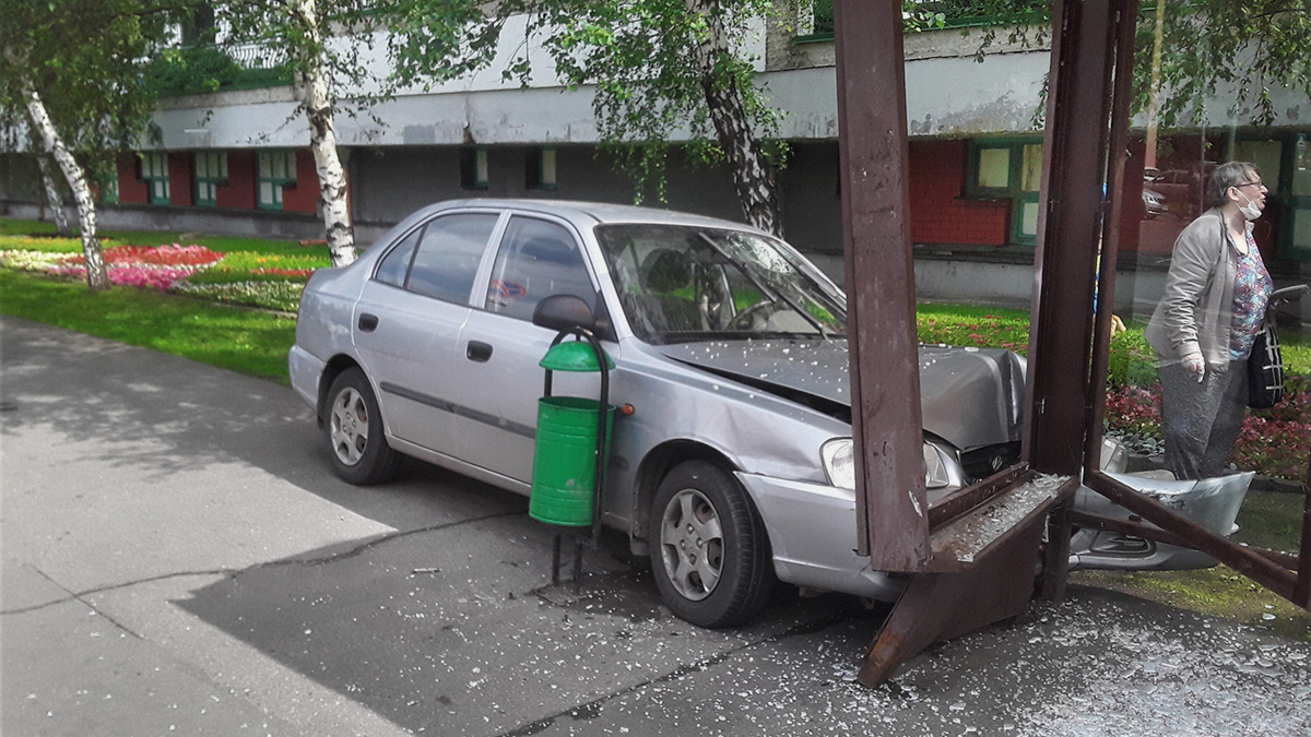 Автомобиль въехал в остановку на западе Москвы — РБК