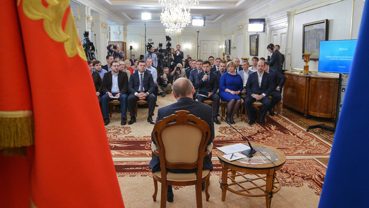 Владимир Путин (в центре) на встрече с интернет-предпринимателями, чьи проекты получили поддержку Фонда развития интернет-инициатив (ФРИИ). 2015 год