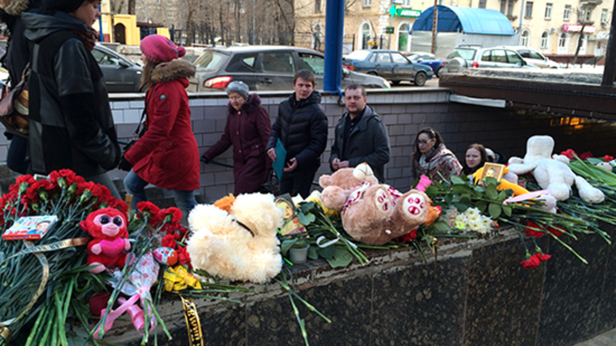 Цветы у станции метро «Октябрьское поле»