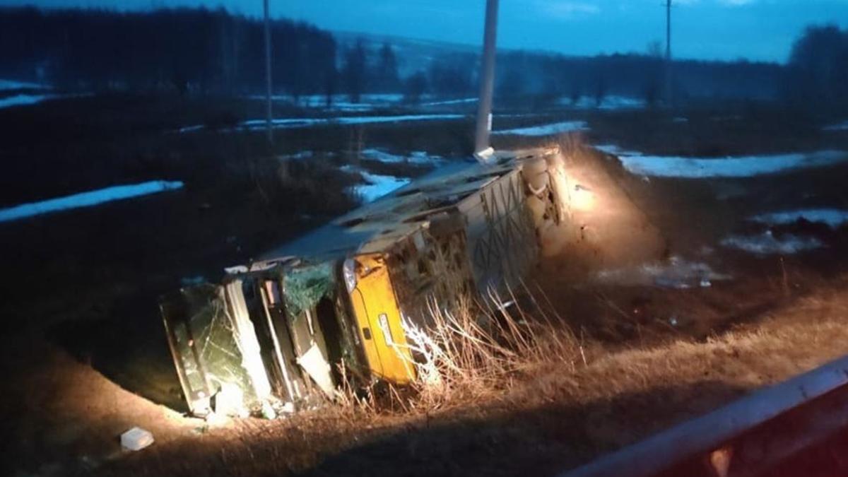 В Самарской области погибли два человека после опрокидывания автобуса — РБК