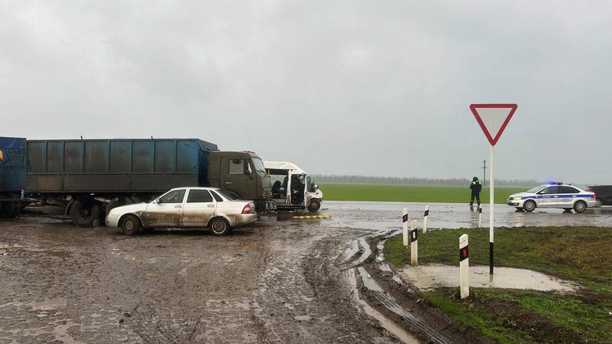 Четыре человека погибли в ДТП с микроавтобусом в Ростовской области — РБК