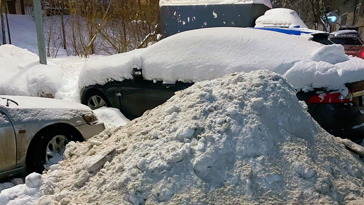 Дворы в Москве завалены снегом. В этом виноват и коронавирус :: Autonews