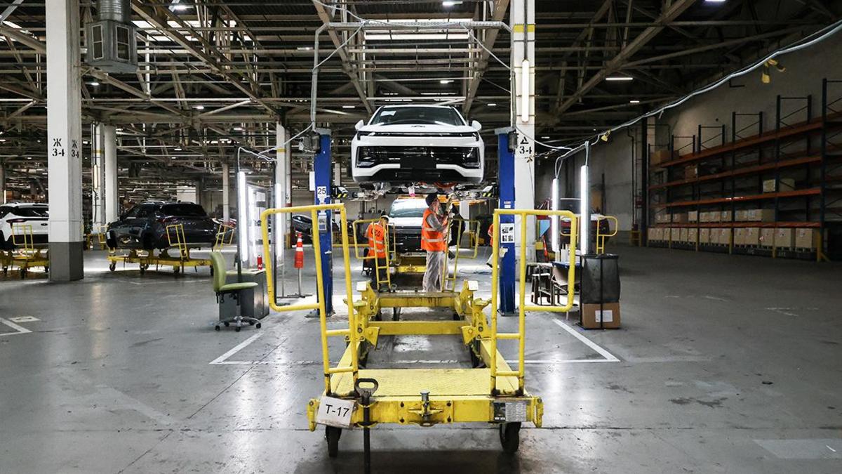 Сборочная линия автомобильного завода «Москвич»