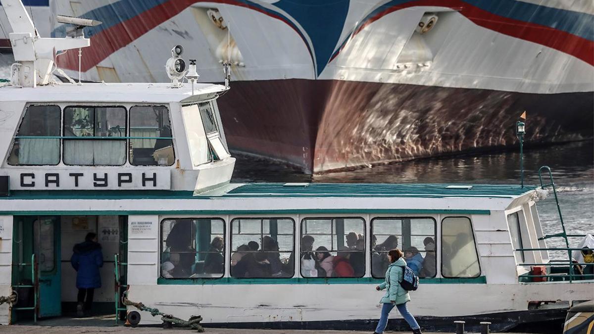 В Севастополе остановили морской транспорт на фоне сообщений о взрывах — РБК