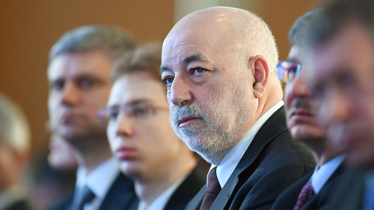 Председатель совета директоров группы компаний «Ренова» Виктор Вексельберг
«На закрытой части встречи с президентом обсуждался вопрос Украины и санкций. Это вопрос очень высокого уровня беспокойства, непредсказуемости. Вопрос стоял более остро, потому что банки — это не единственные активы российского бизнеса. Там есть и другие отрасли. И конечно, стоит большой вопрос, а дальше-то что. Нам бы хотелось, чтобы все-таки здравый смысл, экономическая целесообразность возобладала, для того чтобы не допустить эскалации, которая в дальнейшем может иметь более серьезные последствия. Мы можем выражать только надежду на то, что такой здравый смысл восторжествует».