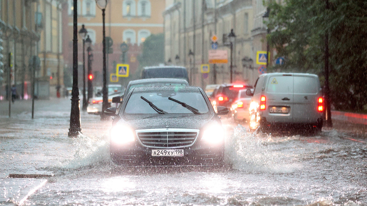 В Москве машины ушли под воду. Как водители и дороги переживают потоп ::  Autonews