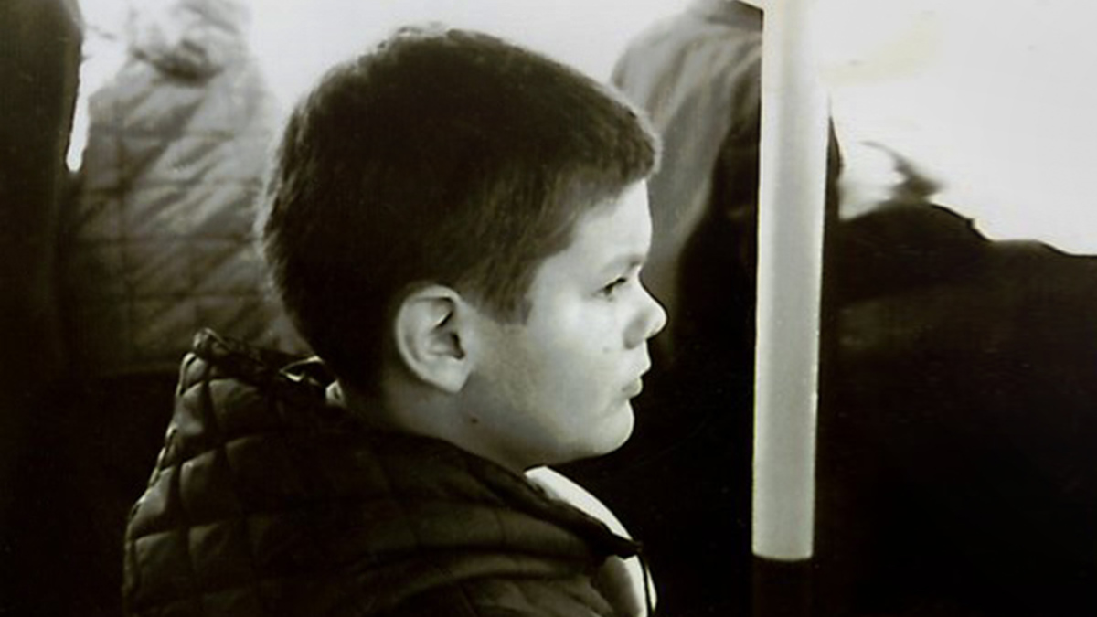 Олаф Шольц родился 14 июня 1958 года в Оснабрюке. Этот город в Нижней Саксонии известен как родина немецкого писателя Эриха Марии Ремарка. Будущий канцлер — выходец из рабочей семьи, его дед был железнодорожником, а родители были заняты в текстильной промышленности. Всего в семье трое детей, у Шольца есть младшие братья Йенс и Инго. Первый стал анестезиологом, с 2009 года занимает должность председателя правления университетской больницы в Шлезвиг-Гольштейне, второй добился успеха в ИТ-сфере. Когда Шольц был еще ребенком, его семья переехала в район Гамбург-Ральштедт, где он и вырос. Примечательно, что Шольца крестили в церкви в районе Гамбург-Альтона, однако впоследствии он отказался от протестантской веры. Таким образом, он стал первым канцлером ФРГ, который не принадлежит ни к одной из конфессий