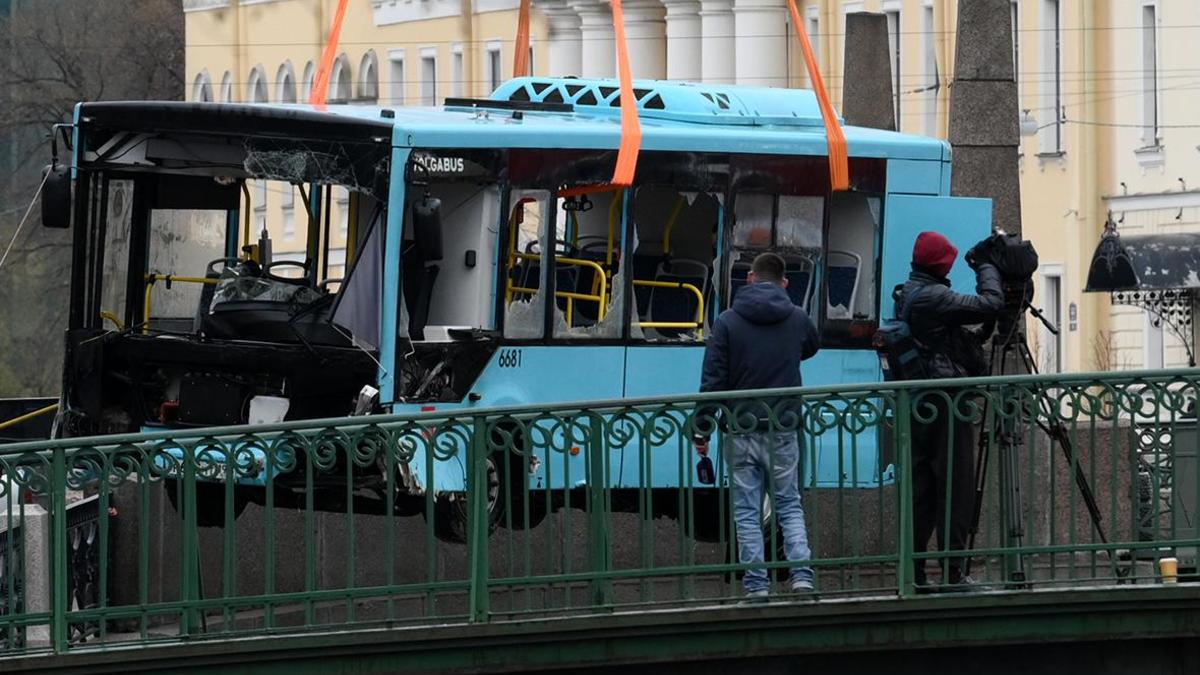 Появились кадры из салона утонувшего в Петербурге автобуса перед падением —  РБК