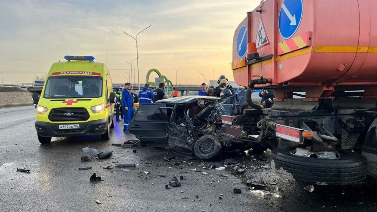 Пять человек погибли в ДТП с поливальной машиной на въезде в Уфу — РБК