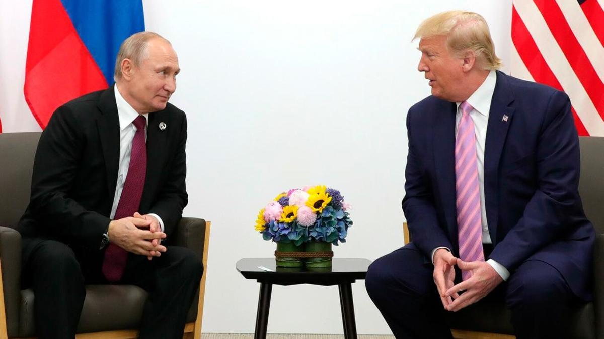 Дональд Трамп и Владимир Путин на саммит G20 в Осаке, Япония, 2019 год
